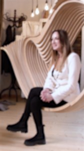 „Să îmbrățișeze mai mult riscul decât siguranța”. Acesta este sfatul pe care Adriana Armanu, antreprenoare, i l-ar da celei mai bune prietene, încurajând-o să își pună banii să lucreze pentru ea. Adriana este una dintre cele cinci protagoniste ale workshop-ului de educație financiară și de viață dedicat femeilor, organizat de BCR în martie anul trecut. Astăzi, ea ne împărtășește cum a evoluat relația ei cu banii de atunci încoace. Hai în feed să descoperi poveștile celorlalte invitate. Click aic