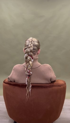 Partial Style updo ideas? 🤔 We got them 😎 It's always fun to see all the beutiful full head updos but not all of them work for Partials, and it is sometimes hard to find inspiration on how to style your Partial Dreads, especially when it's your first time. That's why we made a little Partial Style series of updo's for you, to help choose and inspire your new Dreadlook! First one, curly hair curly Accent Set Smitten 🙌 Tessa has mastered the braiding of her Partial Smitten Accent Dreads while f