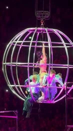 Katy Perry swinging upside down, “I Kissed a Girl” ending part (part 4 of 4), Royal Arena, 19-10-25