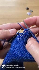 Shadow wrap-and-turn short rows Right side My preferred short rows are German short rows (GSR), but I recently encountered this type. Not a bad option, in my opinion. I find the regular wrap-and-turn too fiddly, and with japanese short rows (depending on the pattern) you may end up with a large number of hairpins or stitch markers dangling from your work. This is how to work the right side. Stay tuned for the other side 😎 #knitting | Annaplexis