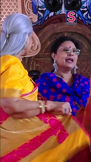 Kajol Suprised As Jaya Bachchan Gives Her A Kiss During Durga Puja Celebrations?! | WATCH