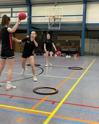 Un tres bon exercice pour travail du defenseur pour des jeunes handballeurs par le coach Philipp