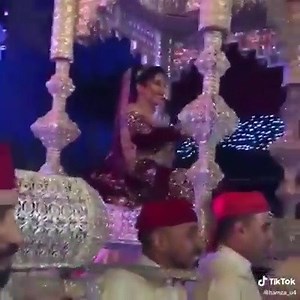 🇲🇦😊👏Mariage marocain🇲🇦😊👏 Le mariage marocain est un événement d'une grande envergure, il est préparé minutieusement et célébré joyeusement avec les familles des deux époux, leurs proches, leurs amis, leurs collègues de travail et leurs voisins. Au Maroc, le mariage reste étroitement lié aux traditions et coutumes ancestrales du pays. Ces dernières ont pour but de mettre en valeur la mariée et l'unité des familles des deux conjoints. Le déroulement de la cérémonie nuptiale est pratiquemen