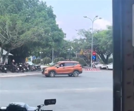 CLIP: "Đứng hình" với pha lùi xe khó hiểu của một nữ tài xế ở An Giang 👇 #angiang #angiangngaynay #tintucangiang #rachgia | An Giang ngày nay