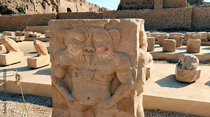The ruins of the Egyptian temple complex Dendera. Museum in Egypt. Hathor Temple. The Denderian zodiac. The complex is a mixture of ruined temples, chapels, pylons and other buildings. Egypt 2022. 4K vídeo do Stock