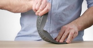 📣Fuseシリーズに待望のTPU📣 金型レス量産対応のFormlabsのSLS方式3Dプリンタ、Fuseシリーズの材料にTPU 90Aパウダーが登場。極めて自由度の高いデザインでウェアラブル製品やグリップ部、緩衝部品、あるいはガスケット等の部品を内製で迅速に、型を起こすことなく量産できます。無料サンプルの申込は以下より👌 https://formlabs.com/jp/request-sample-part/?part=watch-strap #formlabs #新製品 #TPU #軟質 #3Dプリンタ #3Dプリント #アディティブマニュファクチャリング #AM | Formlabs