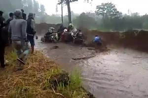 Gokil, Video Adventure Motor Berubah Jadi Seperti Balapan Terjang Banjir