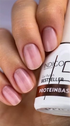 Nasza bestsellerowa Protein Base - ponownie dostępna! 🥳 Dlaczego tak ją pokochaliście? 💕 ➡️ To nie jest zwykła baza, to stylizacyjny szwajcarski scyzoryk! 🛠️ ➡️ Jest niezastąpiona i wielozadaniowa: ✔️Wzmacnia i zwiększa trwałość stylizacji ✔️Wielofunkcyjna - idealna do stylizacji hybrydowych, żelowych oraz pod akrylożel ✔️Idealna do nadbudowy płytki i krótkich przedłużeń ✔️Skraca czas stylizacji ✔️Minimalizuje zapowietrzenia ✔️Świetnie sprawdza się do przytwierdzania zdobień I moglibyśmy tak 