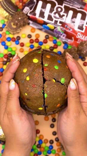 Indulge in our MEGA one pound cookies stuffed with crazy cores! Each bite is an explosion of flavor that will satisfy your sweet tooth cravings. Don’t settle for ordinary cookies and experience a whole new level of deliciousness! These flavors are still in stock but won’t be for long! 🤩😋Comment 🍪🍪 for a chance to win free cookies!! We pick winners weekly!! 😉​​​​​​​​​​​​​​​​​​​​​​ #teamcookie #cookie #cookies #fatandweirdcookie #fatandweirdcookies #letsgetfatandweird #fatandweird #fatcookie 