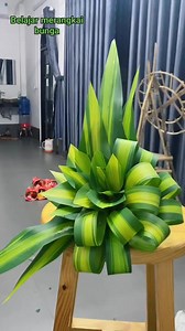 26K views · 698 reactions | Merangkai bunga altar sederhana Kreasi dari daun Foto : Fb #BelajarMerangkai #SumberFotoFb #BerbagiItuMenyenangkan #TuhanMemberkati | Renungan Percikan Sabda | Facebook