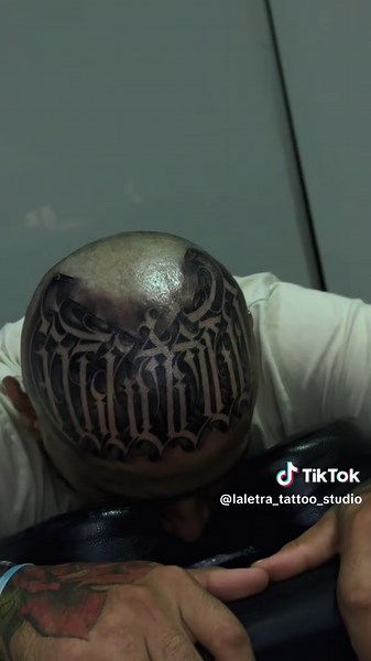 Transforma tu piel con arte: Tatuajes freehand y lettering