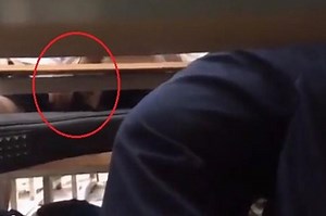 Nam sinh thản nhiên 'sờ mó' bạn gái trong lớp gây choáng