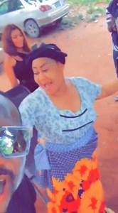 Ngọzi Ezeonu enwetala nwa nwa ọhụrụ, lee etu ha siri gbaa egwu ya taa. Ihe ọ mụrụ bụ nwaa 💃💃 Nwa bịara ụwa nnọọ Mama Ngozi ngwa kwakọrọ na oge ọmụgwọ eruola. 📹 @jnrpope | BBC News Igbo