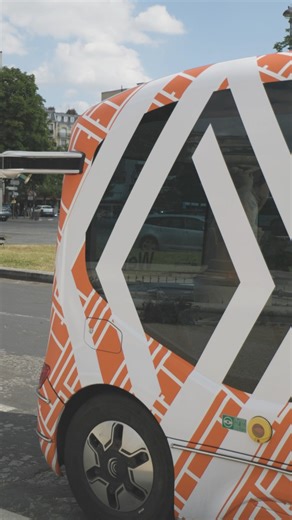 autonome shuttle landt op aarde ontdek vandaag op @rolandgarros de transporttechnologieën van de toekomst. stap in aan Porte d’Auteuil en ervaar de 100% elektrische, zelfrijdende shuttles van #Renault #weride. ontdek meer: https://bit.ly/RenaultNavettesEN | Renault
