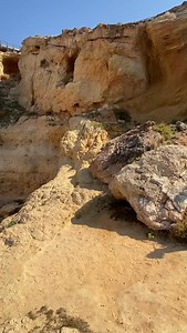 🌊🪨 🇫🇷 Algar Seco, le chef-d’œuvre naturel de Carvoeiro À Carvoeiro, l’Algar Seco dévoile un paysage fascinant de roches sculptées par l’océan, de grottes, d’arcs naturels et de passerelles suspendues au-dessus de l’Atlantique ✨ Chaque recoin offre une vue spectaculaire, entre ciel et mer, où la nature semble avoir façonné un décor digne d’un autre monde. Un lieu à explorer lentement, à contempler longuement, et à ressentir pleinement 🌅 #AlgarSeco #Carvoeiro #Algarve #Portugal #Falaises #Océ