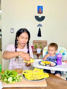This is how we eat Cambodian yellow pancakes - នំបា.ញ់ឆែវ | Sopheap Newton
