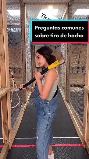 Preguntas comunes de tiro de hacha🪓 #tirodehacha #planesmadrid #axethrowing #axes #bigaxe #axepert credits: @deemillzee 💖