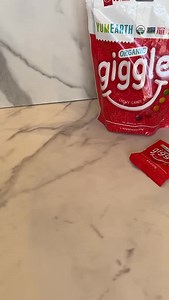 Pack a yummy, allergy-friendly lunch with us. Giggles are the perfect little surprise to throw in there! ❤️ | YumEarth