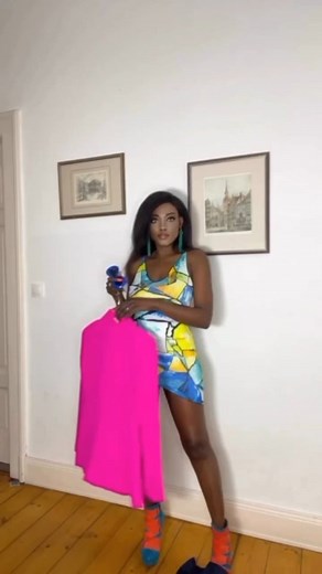 Comment bien associer les couleurs ?🌈 Comment bien #assortir les couleurs de mes vêtements ? Au-delà de la coupe, bien s’habiller passe aussi par le choix de teintes pour obtenir une silhouette harmonieuse. Et trouver ce bon assemblage relève d’un jeu d’équilibriste. Voici quelques règles élémentaires pour bien accorder ses #tenues. On dit souvent que les couleurs neutres sont une valeur sûre et qu’il faut s’en tenir à ça quand on ne veut pas prendre trop de risque. Voilà pourquoi on retrouve p