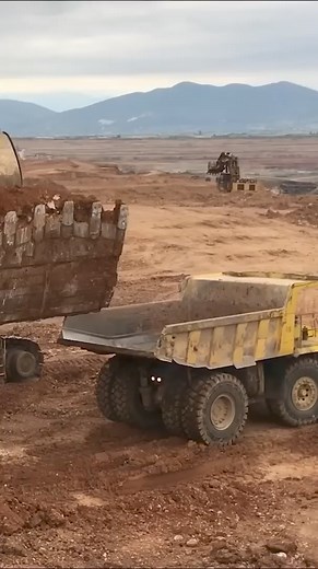 Huge Terex RH170 shovel Excavator working on mines #viralreelsシ #excavator #excavatorlife #trendingreelsvideo #exvavator #heavymachine #heavyequipment #heavymachinery #machine #construction #heavyconstructionequipment #Amazing | Heavy machine