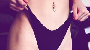 Bauchnabelpiercing stechen lassen: Preis, Risiken & Platzierungs-Tipps