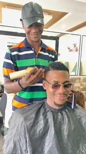 1.3K views | Ici, on ne fait pas que couper les cheveux, on donne du...