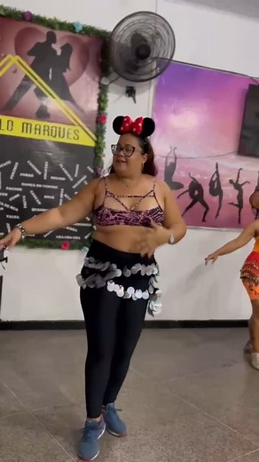 Movimentos que encantam e conectam! ✨💃 Aula de dança do ventre com a professora Raquel. Vem sentir a energia e a beleza dessa arte! #dancadoventre #expressãocorporal #auladedanca | Cia Marcello Marques