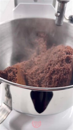 Por qué batimos la torta caliente ? 😏✨ #buttercreamcake #cremachantilly #reposteria #caketoppers #viralreels #viralpage #viralchallenge #estadosunidosdenorteamerica #miami #chile | Pasteleriamaster