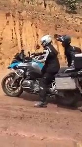 243K views · 1K reactions | Motor Gede BMW Kalah dengan Motor Metik! Berikan komentarmu, like Otomotif Press, dan bagikan video ini ke teman-temanmu. | Otomotif Press | Facebook
