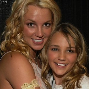 501K views · 6.8K reactions | Jamie Lynn Spears já não aguentava mais crescer à sombra de sua irmã e quando pela primeira vez viu a possibilidade de superá-la pelas mãos de Zoey 101, a sua gravidez na tenra idade chegou, fazendo com que nunca superasse Britney e agora ela publicou uma polêmica foto que despertou a ira de milhares de fãs da cantora… | Ícones | Facebook