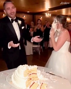 Mon mari a RUINÉ NOTRE MARIAGE ET M'A HUMILIÉE ! Quand j'ai présenté mon fiancé, Ed, à ma famille, c'était seulement à ma mère et à mon grand frère, Ryan. Mon père est décédé quand Ryan et moi étions encore enfants. Ils ont bien aimé Ed, et un mariage avec 120 invités a été organisé. Le jour J, tout était parfait : ma mère rayonnait, Ryan était élégant en costume, et Ed affichait un sourire d'homme comblé. J'étais la plus heureuse des femmes ! Au moment de couper le gâteau, j'imaginais un moment