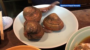 Live clams move around on diner's plate in Japan