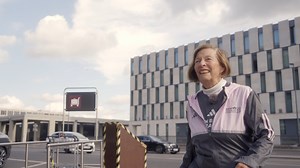 Few people can claim to have seen all 49 editions of the BMW BERLIN-MARATHON - Rotraut Zylka can. And not only has she seen them, Roti has been an active part as a volunteer in every single one since 1974. 😮 Thank you Roti. Thank you for your commitment, passion and hard work. Without you and your fellow volunteers, we wouldn't be anywhere close to where we are today. 🙏 💙 #berlinlegend #berlinmarathon #volunteers #passion | BERLIN-MARATHON