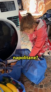 Marius este un tătic care a rămas singur cu patru copii, după ce soția l-a părăsit în timp ce el era plecat în străinătate, la muncă. N-a luat copiii cu ea, ci i-a lăsat în grija lui. De atunci, viața lui s-a schimbat complet. A fost nevoit să renunțe la muncă pentru a avea grijă de copiii săi, unii prea mici pentru a merge la grădiniță. Face tot ce poate – îi duce și aduce de la școală, le gătește, face curățenie, spală, și totodată are grijă și de mama lui, care a suferit un AVC și are hemipar