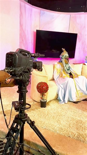 #Kano the rich Historic city with exceptional cultural heritage and perhaps the highest economic activities in the Northwestern part of Nigeria, houses the phenomenal headquarters of #AREWA24, a Nigerian satellite television channel, available on DSTV, GOtv and Startimes that showcases the lifestyle of the Northern Region, Nigeria. The tv channel welcomes the phenomenal Northern King Mallam Razphil on a program “Gari Yawaye” watch out for the broadcast. #onemoresoul 📷 by saga | Mallam Razphil