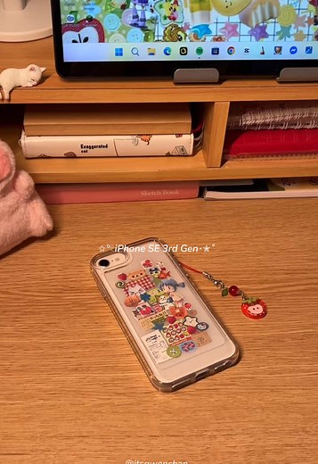 iPhone SE 3rd Gen Customization with Phone Decors