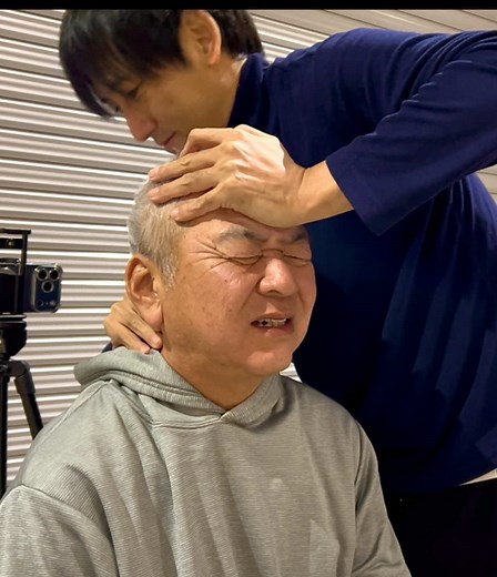 肩と首の痛みを和らげるマッサージ