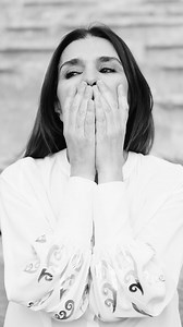 ΜΗΔΕΙΑ του Frank Castorf «Τι κάνεις στ’ αλήθεια αφού έχεις διαβάσει τη Μήδεια; Το έργο του Ευριπίδη είναι μνημειώδες κι έχει ταξιδέψει στο χρόνο. Είναι σαν το έδαφος που καλλιεργείται ξανά και ξανά. Ο Ευριπίδης είναι τόσο σημαντικός σαν μια σφαίρα που πλέει σε μια θάλασσα από υδράργυρο. Όσο και να προσπαθείς να τη βυθίσεις, θα έρχεται πάντοτε στην επιφάνεια». -Frank Castorf Η πολυαναμενόμενη παράσταση Μήδεια του σπουδαίου Γερμανού σκηνοθέτη Frank Castorf θα παρουσιαστεί σε παγκόσμια πρεμιέρα στο