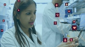 Femme de laboratoire tapotant une tablette : vidéo de stock (100 % libre de droit) 3998079059 | Shutterstock