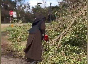 45K views · 454 reactions | Deze stoere non besloot niet af te wachten toen er een weg geblokkeerd was door een tak in Miami. Ze pakte gewoon haar kettingzaag erbij. | NU.nl | Facebook