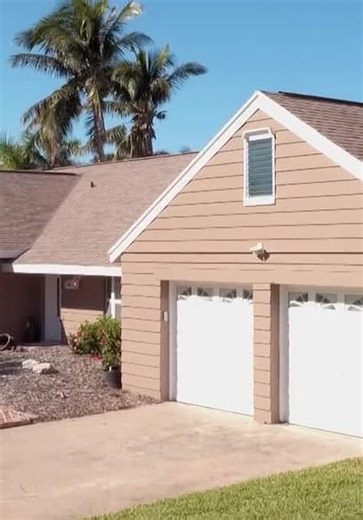 Beach Hunters S01:E11 - Cocoa Beach Home Hunt