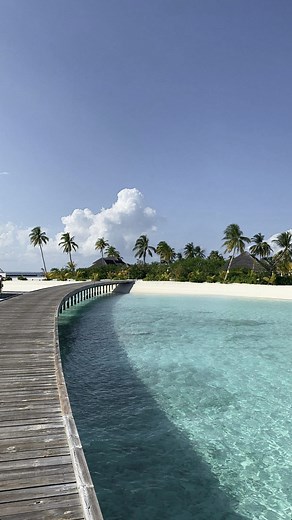 Sarah Harris on Instagram: "Maldives outfit on repeat rn 🔁"