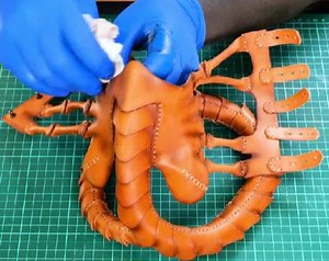 3.2K views | エイリアンファンのための残酷なレザークラフト！ | ５分でできる DIY | Facebook