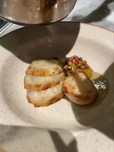 Birthday boy sending wood !!!! Céleri cuit en saumure de prunes, purée de prunes fermentées, not balsamic, saint Jacques et beurre blanc à la levure torréfiée. 🔥🔥🔥 THIS IS KLOK AND YOU DONT WANNA MISS IT . www.klokbrussel.be Klok.brussel | Florent Ladeyn