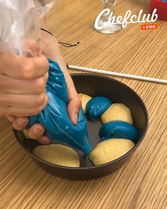 Pretty As A Peacock Cake! A fun recipe to make with the kids 🦚🎂 | Chefclub GruB