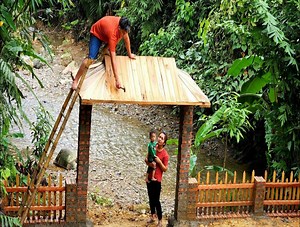28K views · 1.1K reactions | Construction Techniques for Completing the Roof of a Wooden House Gate | Bushcraft TV | Facebook