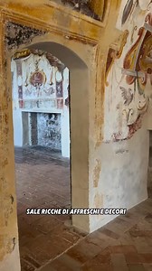 EMILIA ROMAGNA Il Castello di Torrechiara è situato in provincia di PARMA ed è un perfetto connubio del XV secolo tra fortezza militare e residenza nobiliare. La storia d’amore tra Pier Maria Rossi e Bianca Pellegrini ha ispirato gli affreschi della Camera d’Oro, l’ambiente più prezioso del castello. Le viste dal castello sono spettacolari, così come il piccolo borgo medievale di Torrechiara che vale assolutamente una visita. https://www.instagram.com/p/DKsHMSzteCJ/ | Italia - I Posti del Cuore