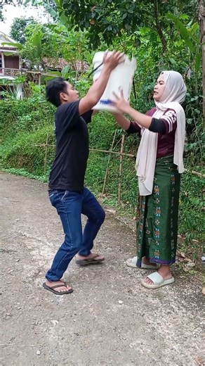 Husband’s Prank Goes Wrong With Wife 😂 Bucket Challenge Fail