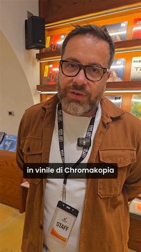 🎨 Finalmente, dopo una lunga attesa, CHROMAKOPIA di Tyler, The Creator arriva in formato fisico! Un doppio vinile bianco opaco in edizione da collezione, con copertina gatefold e libretto di 20 pagine pieno di dettagli e artwork esclusivi. Un viaggio sonoro e visivo firmato Tyler, ora finalmente da toccare, aprire e ascoltare come si deve. 💿🤍 👉 Disponibile in preordine su Discoteca Laziale. | Discoteca Laziale