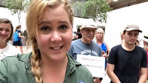Film star Amy Schumer took part in a video for a teenage super fan after bumping into her mum at the Kavanaugh protest - before the pair were arrested! 🚔🚨 | Storytrender